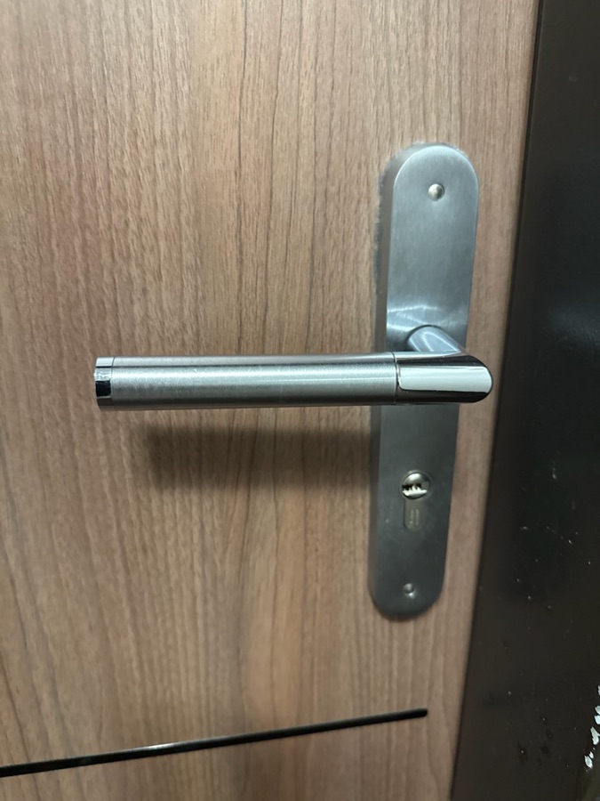 Changement de poignée et serrure sur une porte blindée