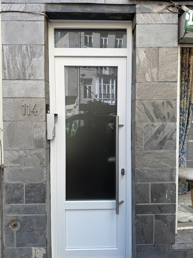 Pose d'une porte d'entrée sécurisée par un serrurier dans le Val-d'Oise